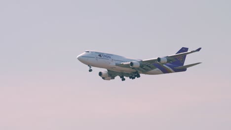 Thai-Airways-Boeing-747-4d7-Hs-tgz-Acercándose-Antes-De-Aterrizar-En-El-Aeropuerto-De-Suvarnabhumi-En-Bangkok-En-Tailandia