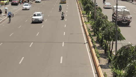 Vista-Del-Tráfico-Ligero-En-La-Autopista-En-La-Ciudad-De-Cebú