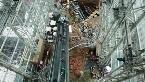 Menschen,-Die-Eine-Rolltreppe-In-Hong-Kong-Langham-Place-Benutzen,-Einem-Einzigartigen-Handels--Und-Einkaufskomplex-In-Der-Gegend-Von-Kowloon