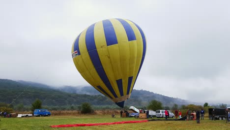 La-Tripulación-De-Tierra-Infla-Un-Globo-De-Aire-Caliente-Con-Quemador-En-Preparación-Para-El-Lanzamiento