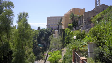 Panorama-Italienischer-Häuser-Auf-Dem-Hügel,-Umgeben-Von-Grünen-Bäumen-Und-Pflanzen
