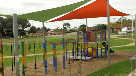 Patio-De-Juegos-Vacío-De-La-Escuela-Primaria-Durante-El-Coronavirus,-Inclinado-Hacia-Abajo