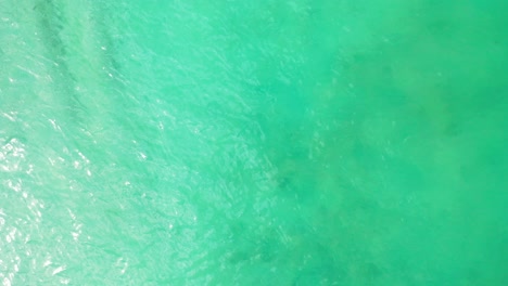 Wunderschöne-Türkisfarbene-Wassertextur-Der-Flachen-Lagune-Nahe-Der-Küste-Der-Tropischen-Insel-In-Bali,-Kopierraum