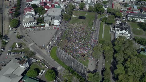 Protesta-En-Surinam-En-Febrero-Contra-El-Gobierno,-Aumento-De-La-Vista-De-Drones