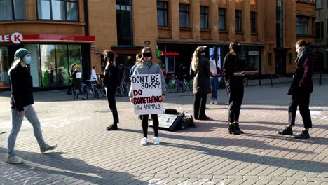 Gruppe-Junger-Frauen-Protestiert-In-Riga-Gegen-Tierquälerei,-Statische-Aufladung,-Tag