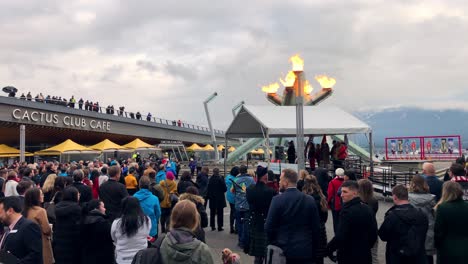 Multitud-De-Personas-Reunidas-En-Vancouver-Bc-Canada-Junto-Al-Mar-Para-Las-Celebraciones-Del-Aniversario-Olímpico-En-Marzo-De-2020