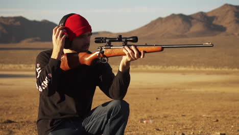 Apuntando-Con-Un-Rifle-De-Francotirador-A-Lucerne-Valley-California-En-Cámara-Lenta