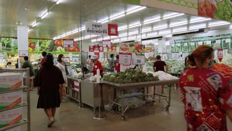 Die-Menschen-Kaufen-Lebensmittel-In-Supermärkten-Ein,-Nachdem-Die-Thailändische-Regierung-Die-Schließung-Von-Bangkok-Angekündigt-Hat,-Um-Das-Problem-Der-Covid-19-Zu-Lösen