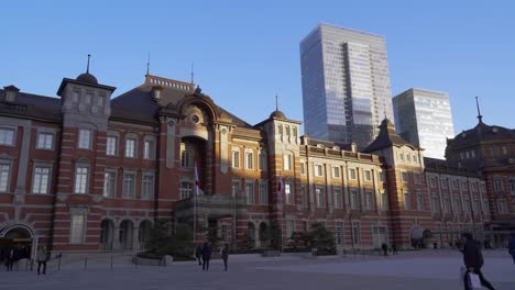 Wenig-Sonnenlicht-Fällt-Auf-Den-Bahnhof-Tokio-In-Japan-Mit-Hochhäusern-Dahinter-Vor-Sonnenuntergang-–-Weitwinkelaufnahme