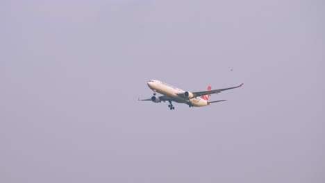 Turkish-Airlines-Airbus-A330-303-Tc-jok-Acercándose-Antes-De-Aterrizar-En-El-Aeropuerto-De-Suvarnabhumi-En-Bangkok-En-Tailandia