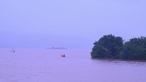 Bote-De-Rescate-Navegando-Por-Un-Lago-Inundado-En-Tailandia