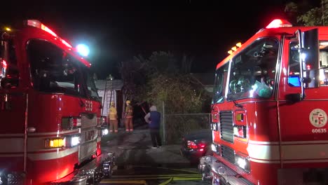 Camiones-De-Bomberos-Lafd-En-El-Incendio-De-La-Estructura