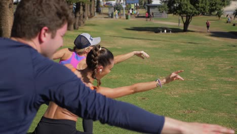 Grupo-De-Jóvenes-Practican-Yoga-En-El-Campo-De-Picnic---Burleigh-Hill---Burleigh-Heads-Beach-En-Gold-Coast,-Queensland,-Australia