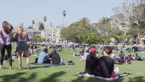 Menschenmassen-Entspannen-Sich-Und-Machen-Ein-Picknick-Auf-Dem-Grünen-Gras-Des-Dolores-Parks-An-Einem-Klaren,-Sonnigen-Tag-In-Kalifornien