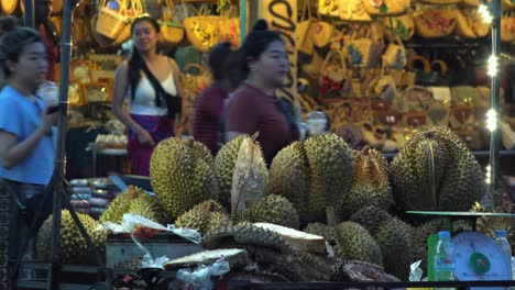 Mittlere-Außenaufnahme-Von-Durian-Straßenverkäufern-In-Der-Nacht