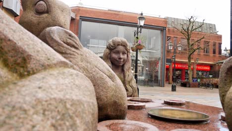Verrückter-Hutmacher,-Teeparty,-Aus-Granit-Geschnitzte-Skulptur-In-Warrington-Town,-Golden-Square,-Langsamer-Linker-Dolly