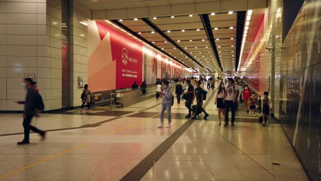 Pandemia-Del-Virus-De-La-Corona,-Viajeros-Locales-En-La-Estación-De-Mtr-Subterráneo-De-Hong-Kong