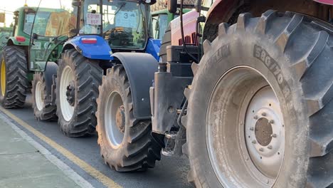 Schwenk-Der-Räder-Vieler-Traktoren-Bei-Einem-Protest