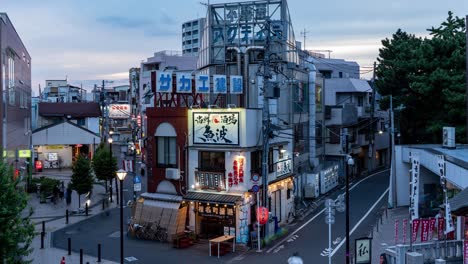 Zeitraffer-Eines-Typischen-Wohnviertels-In-Tokio,-Japan,-Mit-Einigen-Beleuchtungen-In-Der-Abenddämmerung-Und-Spaziergängern