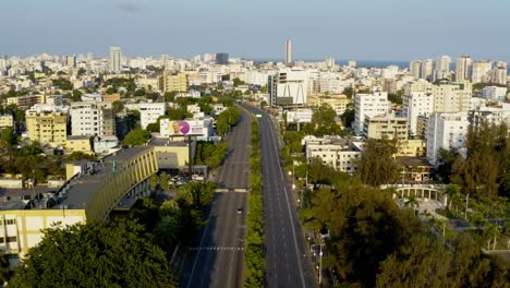 Vista-Aérea-Del-Centro-De-La-Ciudad-De-Santo-Sunday-Durante-El-Aislamiento-Del-Hogar-Del-Virus-Covid-19