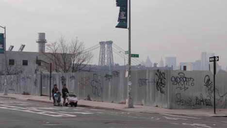 Dos-Mujeres-Judías-Ortodoxas-Jasídicas-Caminan-Con-Cochecitos-En-Williamsburg,-Brooklyn