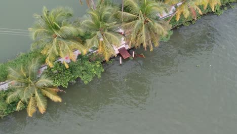 Mini-Bootsfähre-Im-Vembanad-See,-Touristenattraktionen,-Nebengewässer,-Luftaufnahme