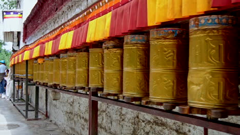 Kamerafahrt-Auf-Sich-Drehende-Gebetsmühlen-In-Lhasa-Im-Potala-Palast,-Kloster