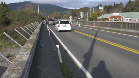 Fahrzeuge,-Die-Während-Der-Skisaison-Auf-Der-Sh1-Brücke-In-Turangi,-Neuseeland,-Vorbeifahren-–-Totale