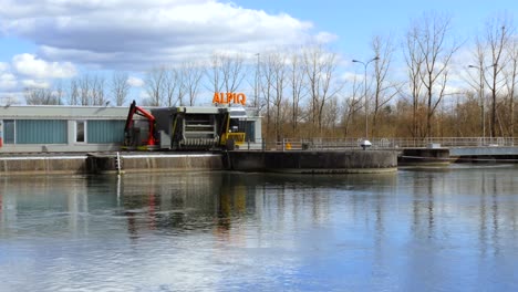 Plano-General-De-La-Fábrica-Alpiq-En-Solothurn-Al-Lado-Del-Lago-Durante-La-Pandemia-De-La-Corona