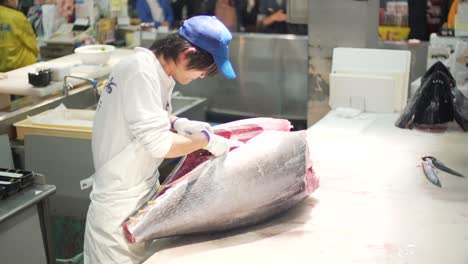 Atún-Rojo-Diseccionado-Frente-A-La-Audiencia-En-El-Mercado-De-Pescado-Toretor-Ichiba-En-Wakayama,-Japón