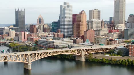 Toma-Aérea-De-Un-Camión-Del-Horizonte-Del-Centro-De-Pittsburgh