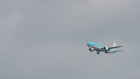 Klm-Boeing-777-306-Ph-bvb-Acercándose-Antes-De-Aterrizar-En-El-Aeropuerto-De-Suvarnabhumi-En-Bangkok-En-Tailandia