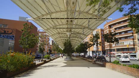 Moderner-Boulevard-Wie-Eine-Rambla-Im-Stadtteil-Sant-Martí-In-Barcelona