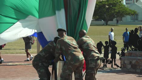 Toma-En-Cámara-Lenta-Del-Ejército-Sudafricano-Bajando-La-Bandera-Nacional-En-Un-Contenedor,-Un-Ritual-Diario-En-Port-Elizabeth,-Bahía-Nelson-Mandela