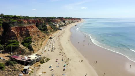 Flug-über-Den-Schönen-Warmen-Strand-In-Albufeira,-Portugal,-Mit-Herrlichem-Blick-Auf-Die-üppige-Und-Grüne-Umgebung