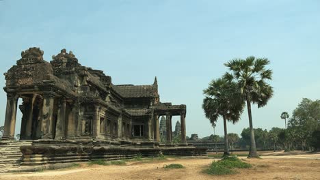 Mittlere-Zeitrafferaufnahme-Von-Außen-Eines-Antiken-Gebäudes-In-Der-Gegend-Von-Angkor-Wat