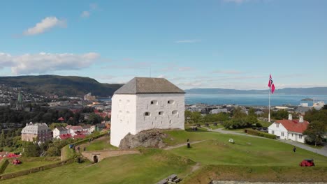 Vista-Aérea-Sobre-La-Fortaleza-De-Kristiansten-En-Trondheim