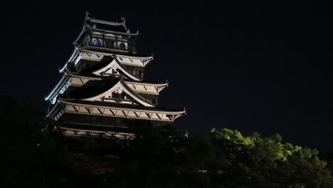 Una-Vista-Del-Castillo-De-Hiroshima-En-La-Noche