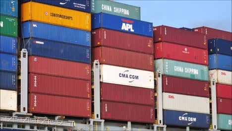 Containerschiffe-Im-Britischen-Hafen-Von-Southampton,-Handel-Und-Wirtschaft