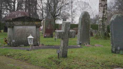 Steinkreuz-Und-Grabsteine-Auf-Dem-Stockholmer-Friedhof,-Handaufnahme