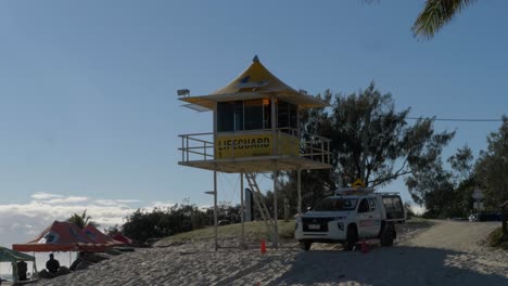 Vehículo-Estacionado-En-La-Torre-De-Salvavidas-En-Snapper-Rocks---Greenmount-Beach-Y-Rainbow-Bay-En-Verano---Gold-Coast,-Queensland,-Australia