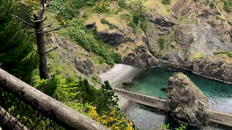 Eine-Schwenkansicht-Des-Alten-Bootsanlegers-Der-Küstenwache-Im-Hafen-Von-Orford-Heads,-Oregon-Im-Pazifischen-Nordwesten