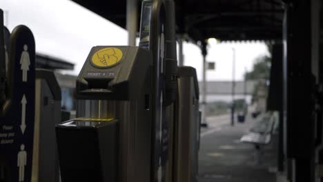 Fahrkartenautomat-Im-Bahnhof,-Mittlere-Aufnahme