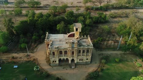 Eine-Landschaftsluftaufnahme-Der-Festung-Chittorgarh,-Ein-UNESCO-Weltkulturerbe,-Rajasthan,-Indien,-Festungssmog-über-Der-Stadt,-Luftaufnahme,-6