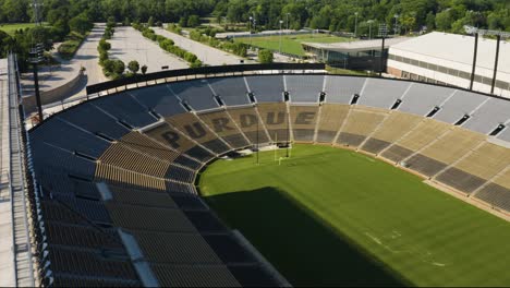 Revelación-Aérea-Hacia-Atrás-Del-Estadio-De-Fútbol-De-La-Universidad-De-Purdue-Vacío