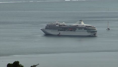 Small-luxury-cruise-ship-in-the-bay-of-Moorea-island,-French-Polynesia