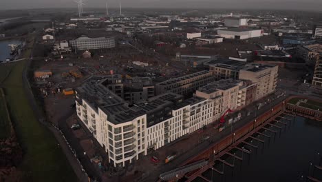 Luftaufnahmen-Zeigen-Das-Viertel-Noorderhaven-Mit-Einem-Modernen-Wohngebäude-Und-Einem-Freizeithafen-Im-Vordergrund-Entlang-Des-Flussbetts-Der-Ijssel