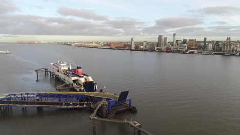 Stena-Línea-Logística-Barco-Terminal-Vista-Aérea-Birkenhead-Liverpool-Puerto-Ciudad-Paisaje-Alta-órbita-Izquierda