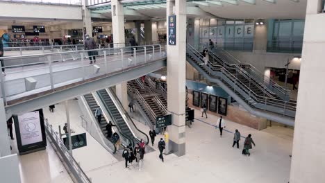 Überblick-über-Menschen,-Die-Während-Des-Coronavirus-Ausbruchs-In-Paris,-Frankreich,-Im-Gare-Du-Nord-Gehen-Und-Rolltreppen-Benutzen