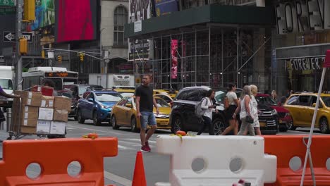 Manhattan,-New-York,-Pulsierendes-Stadtleben,-Zeitlupe,-Menschen-Und-Autos-An-Der-Avenue